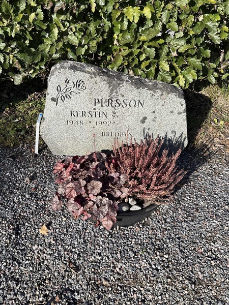 Grave number: 4 N NE    33