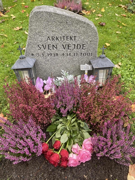 Grave number: 1 H   121