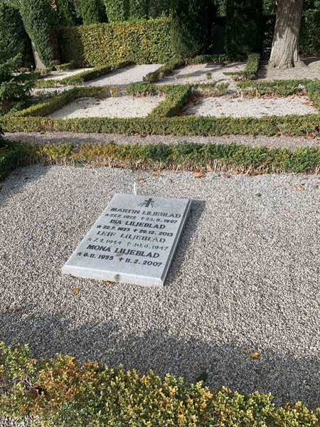 Grave number: NK E 134-136