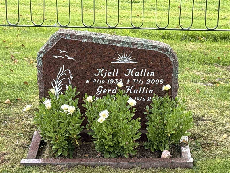 Grave number: IN 33    17-18