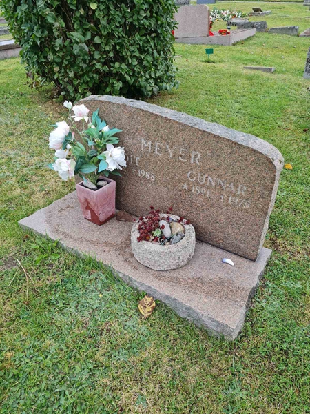 Grave number: F 02   429, 430