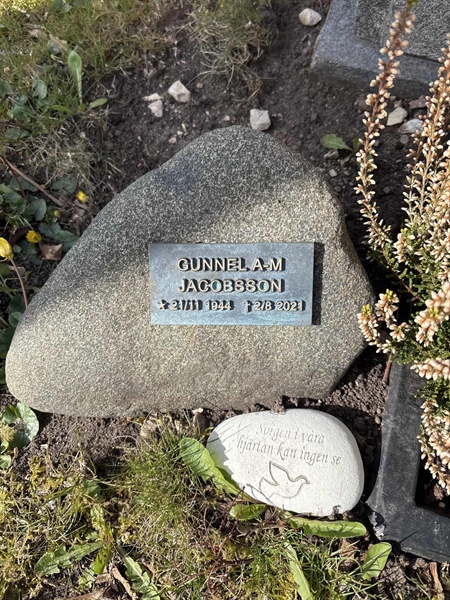 Grave number: LI 104, 105