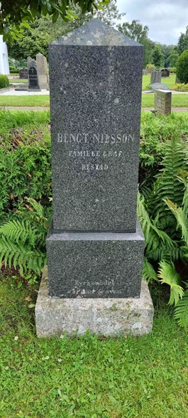 Grave number: LM 2 12  005