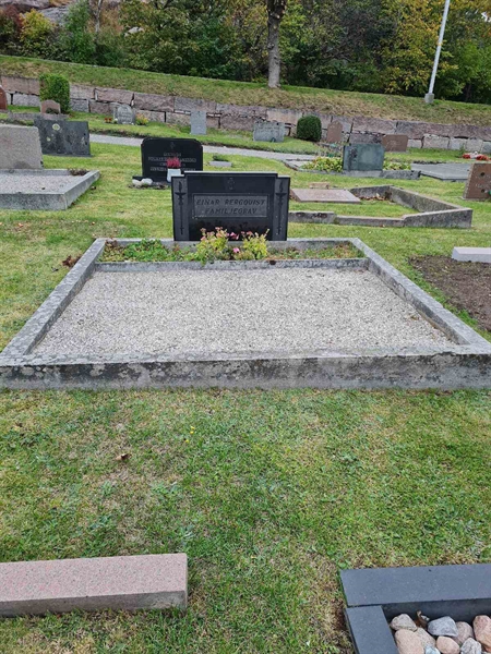 Grave number: F 04   214, 215