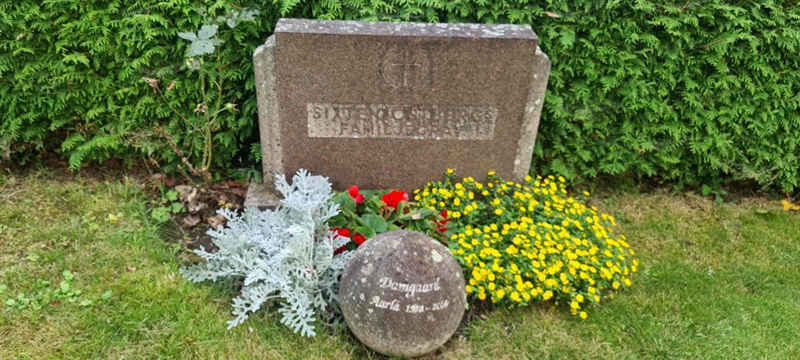 Grave number: M V   54a, 55