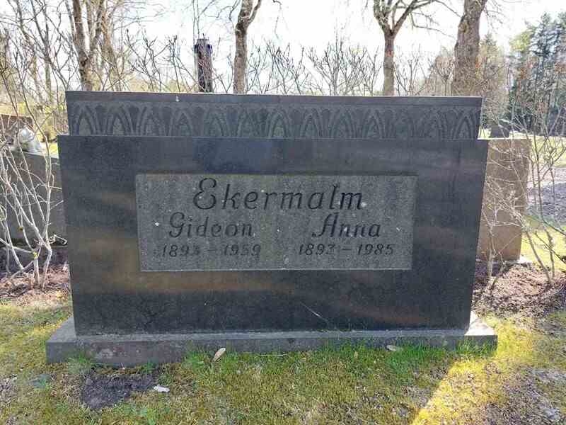 Grave number: HÖ 4   98, 99