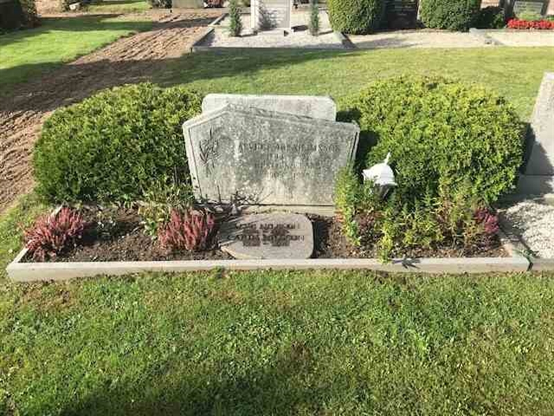 Grave number: HN 1   145, 146