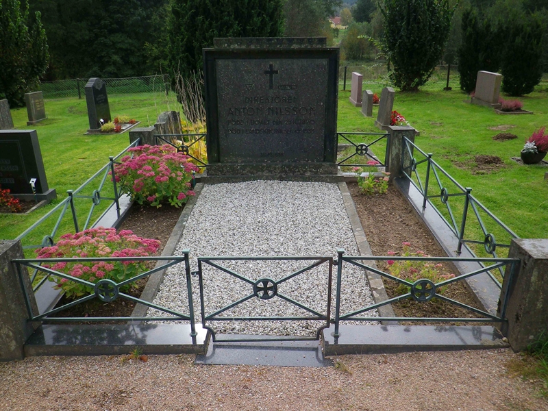 Grave number: VI J   111, 112