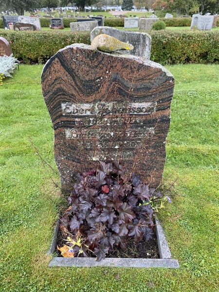 Grave number: 4 Öv 18   121-121A
