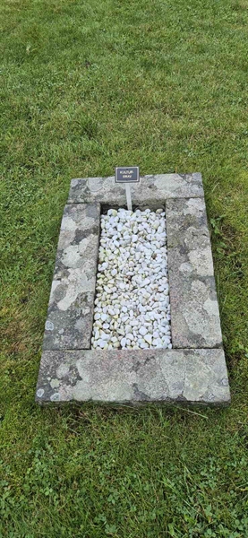 Grave number: F 02   408