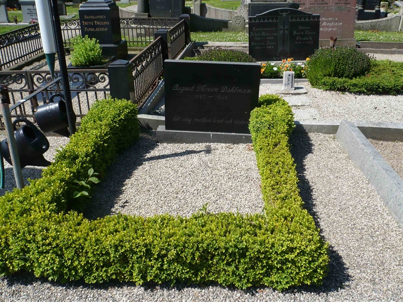 Grave number: 1 4    83