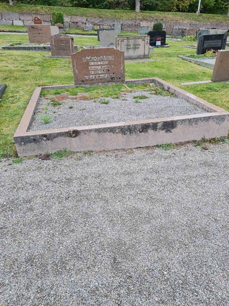 Grave number: F 04   230, 231