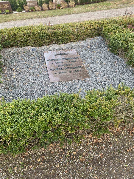 Grave number: 20 H    69-70