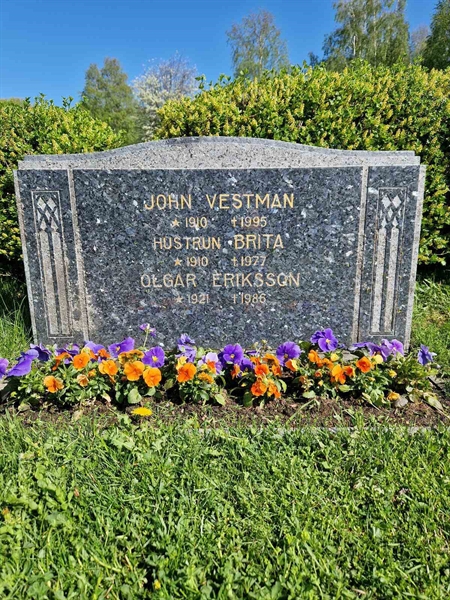 Grave number: 501 25 5122-5124