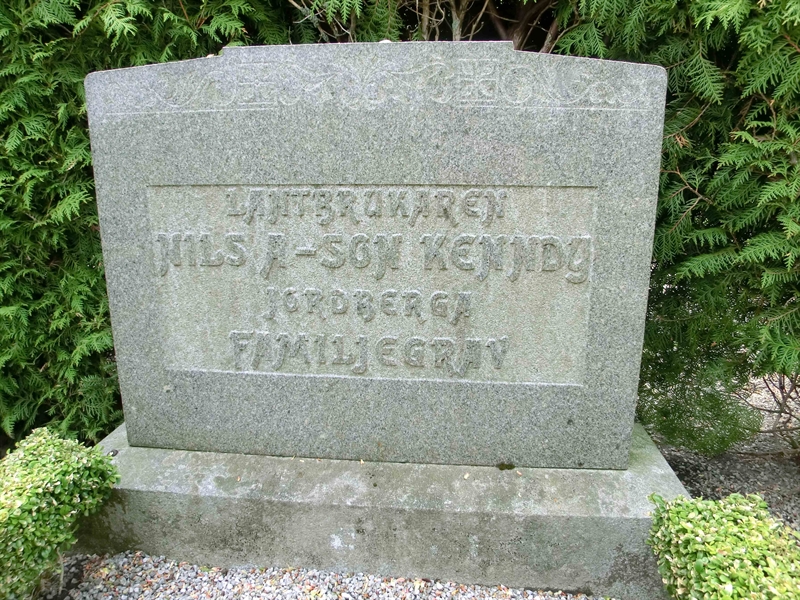 Grave number: KÄ F 135-136