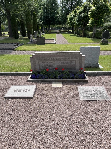Grave number: 33 4    99