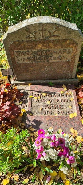 Grave number: M D   83, 84