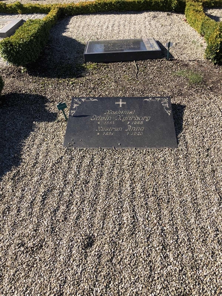 Grave number: FR B   105, 106