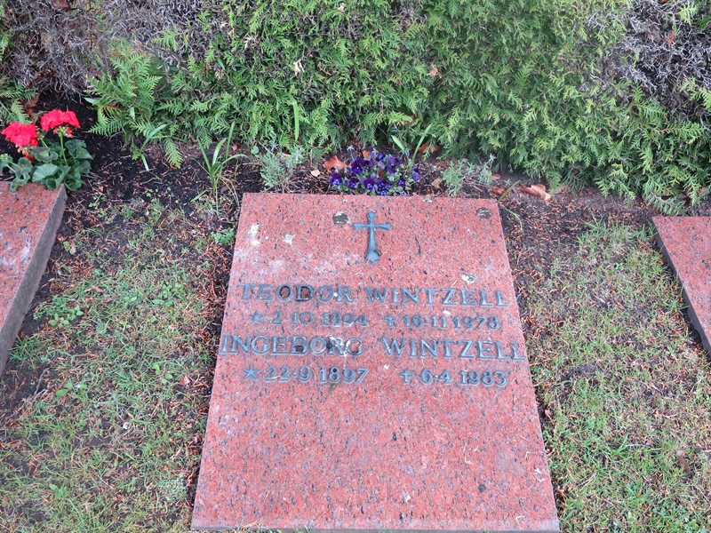 Grave number: HÖB N.UR   262