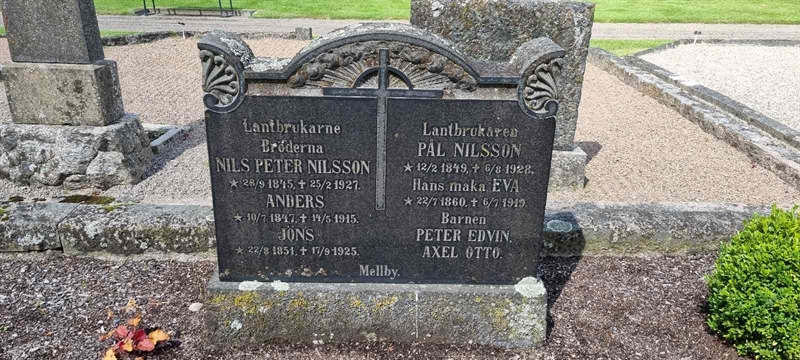 Grave number: LM 2 11  025, 026