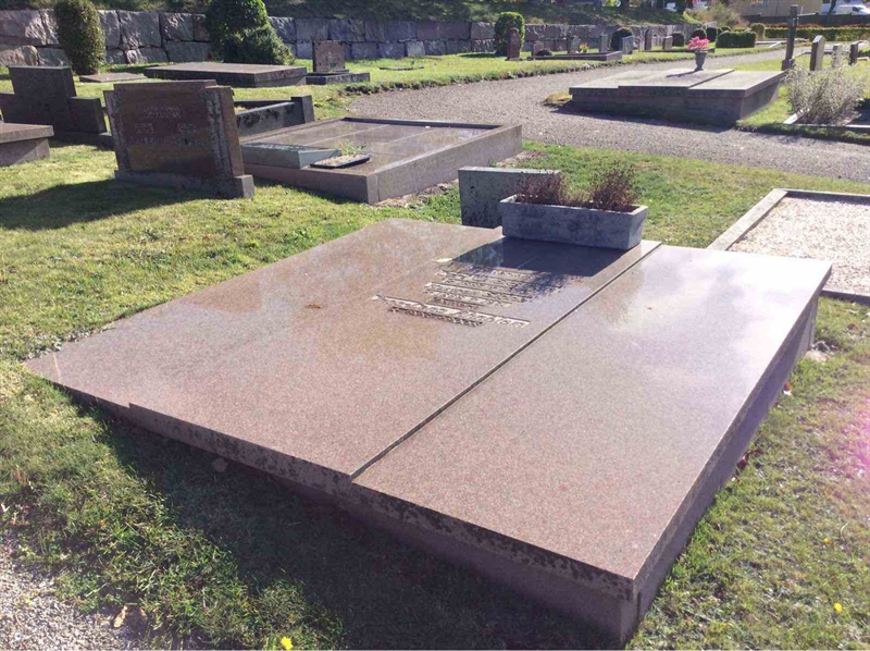 Grave number: F 03   192, 193