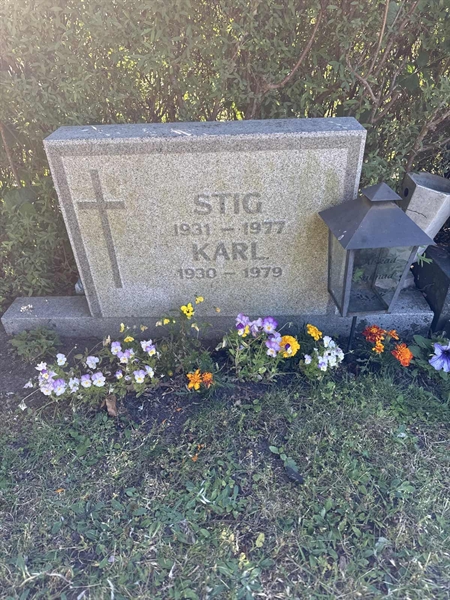 Grave number: 4 C   388, 389