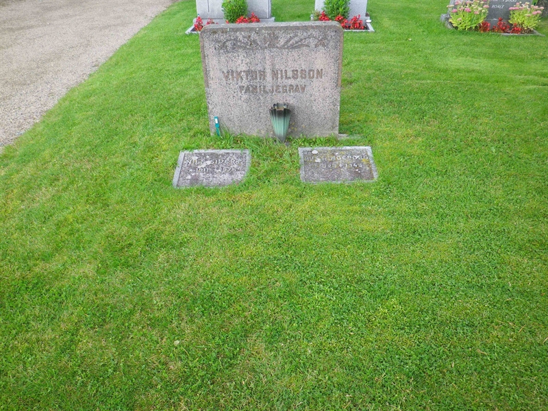 Grave number: VI B   100, 101, 102