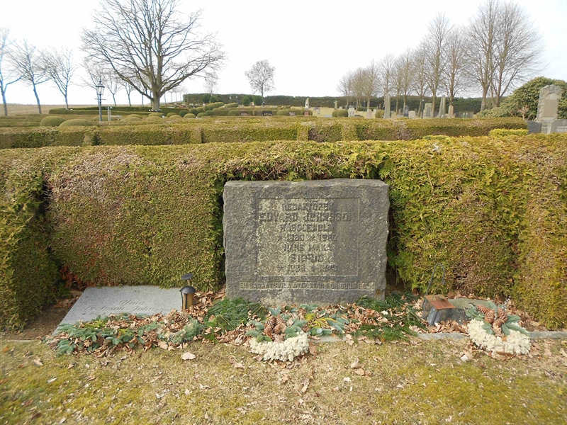 Grave number: V 12    12