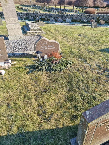 Grave number: TG 005 0698, 0699
