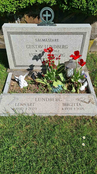 Grave number: M G 15 33-34