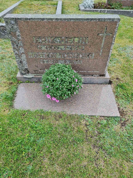 Grave number: F 04   207, 208