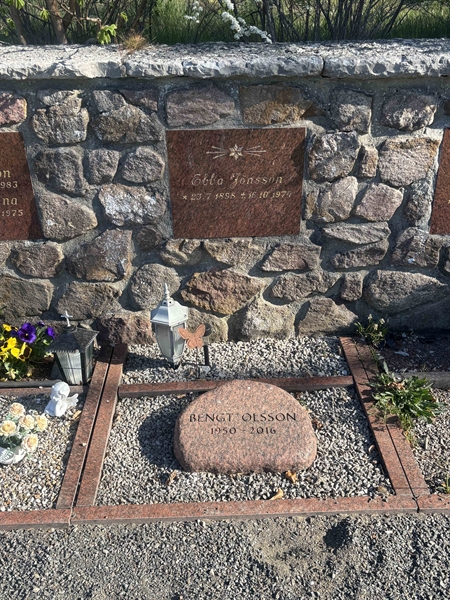 Grave number: DE U    44