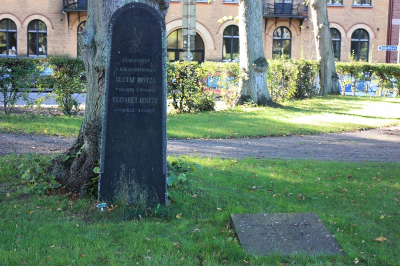 Grave number: Ö 05y    16, 17, 18