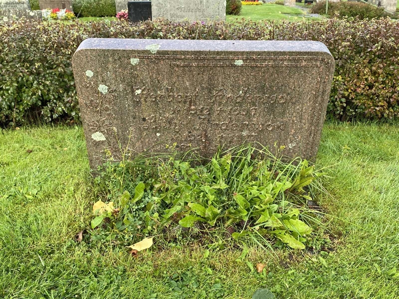 Grave number: 4 Öv 17   111-112