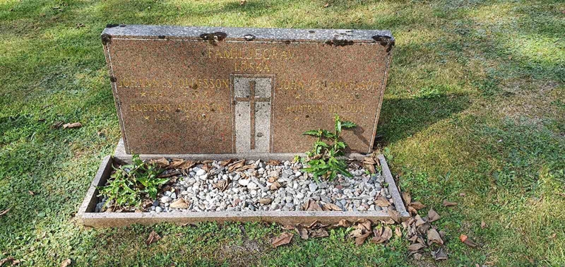 Grave number: SG 02   142, 143