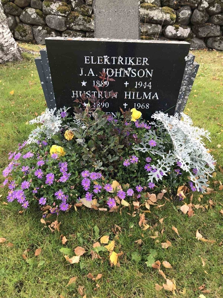 Grave number: ÅR A   408, 409, 410