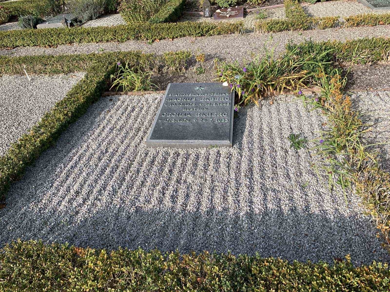 Grave number: NK D 113-114