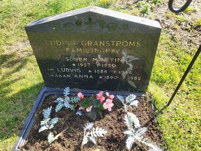 Grave number: 001 1   146