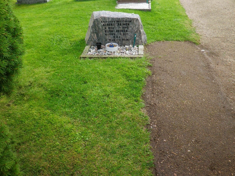 Grave number: VI B    69, 70