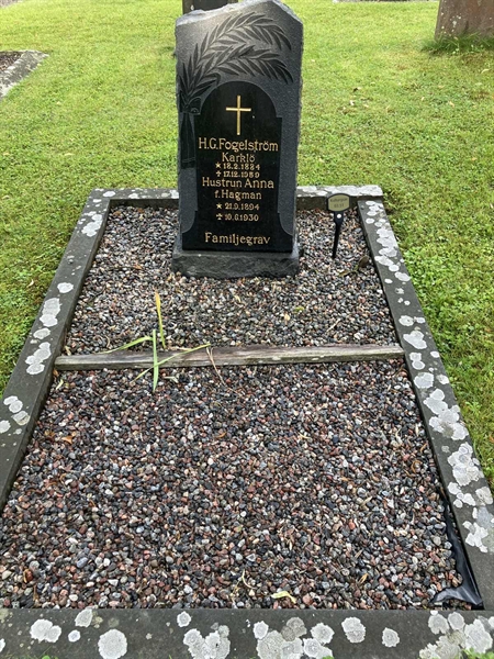 Grave number: 1 03    51