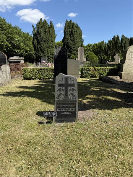 Grave number: TR 4 1     4