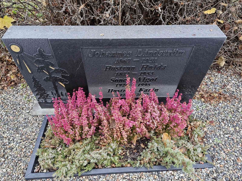 Grave number: AK C  3869-3871