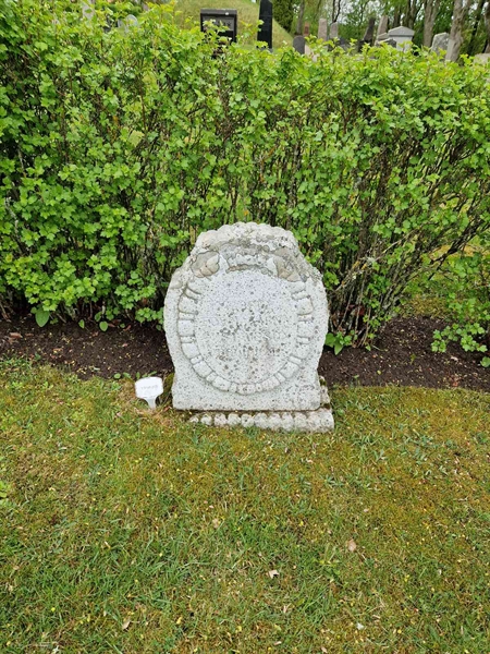Grave number: 01 E   33