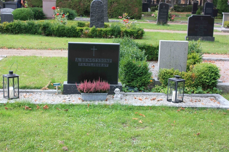 Grave number: Ö 12i    68, 69, 70