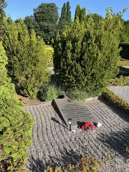 Grave number: NK E 32-33