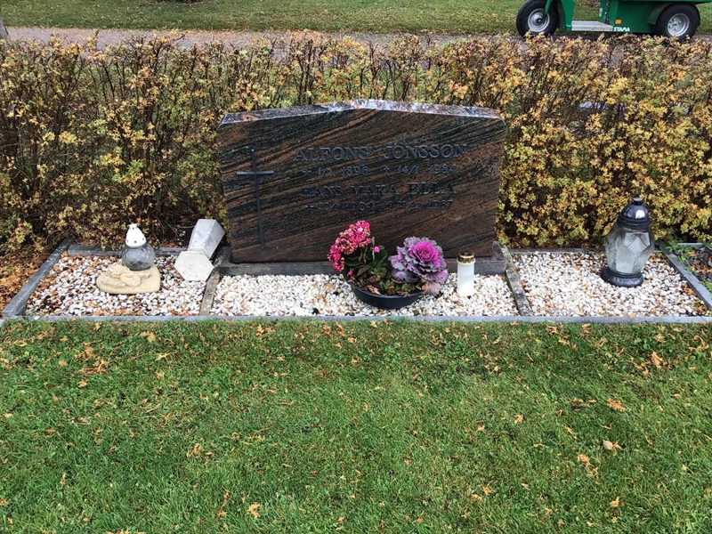 Grave number: LM 4 400  012, 013