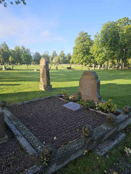 Grave number: Fr 4   586-587