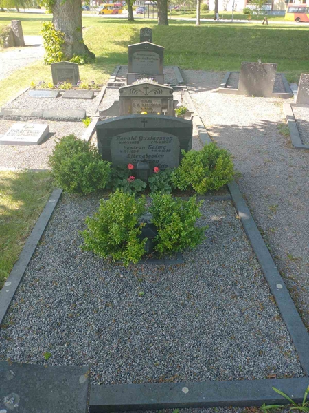 Grave number: VK F   751, 752