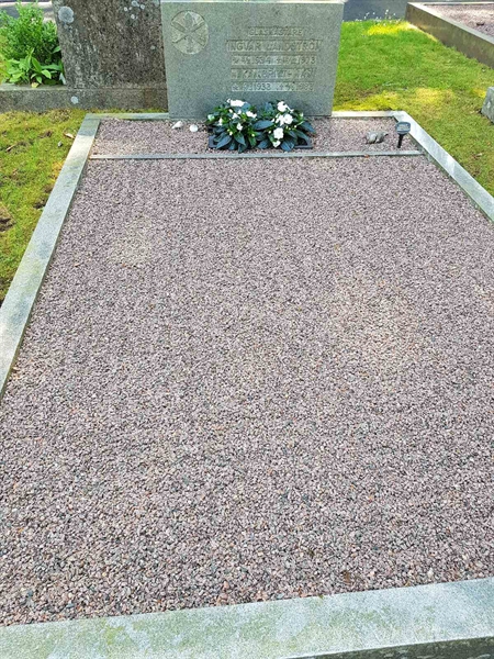 Grave number: 01   703