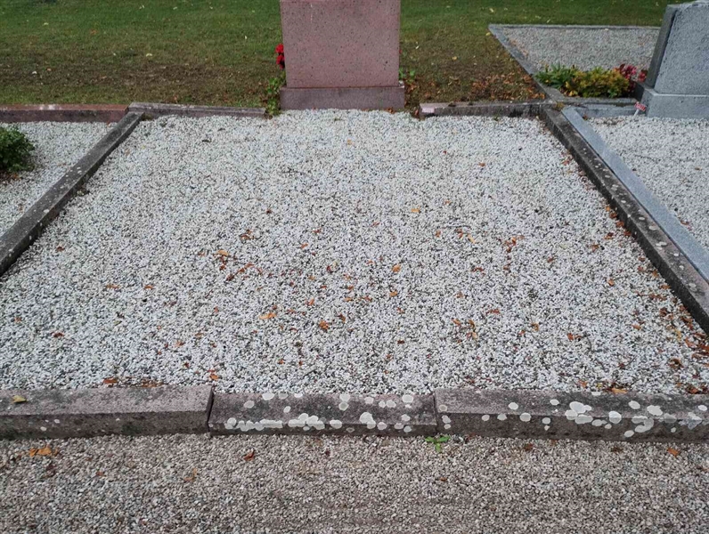 Grave number: NÅ 10   111, 112